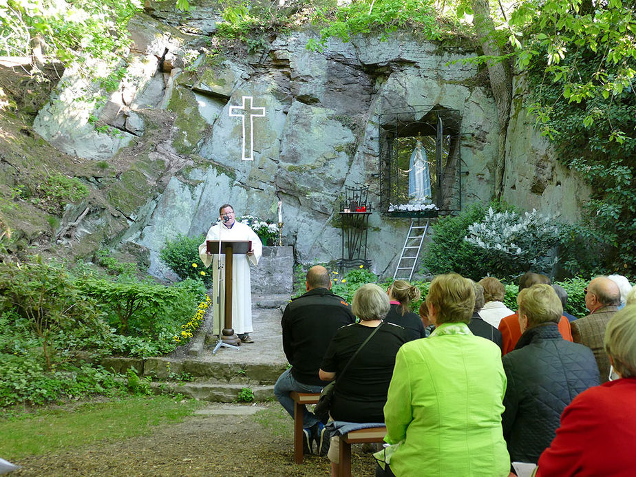 Maiandacht mit Krönung der Fatima-Madonna (Foto: Karl-Franz Thiede)